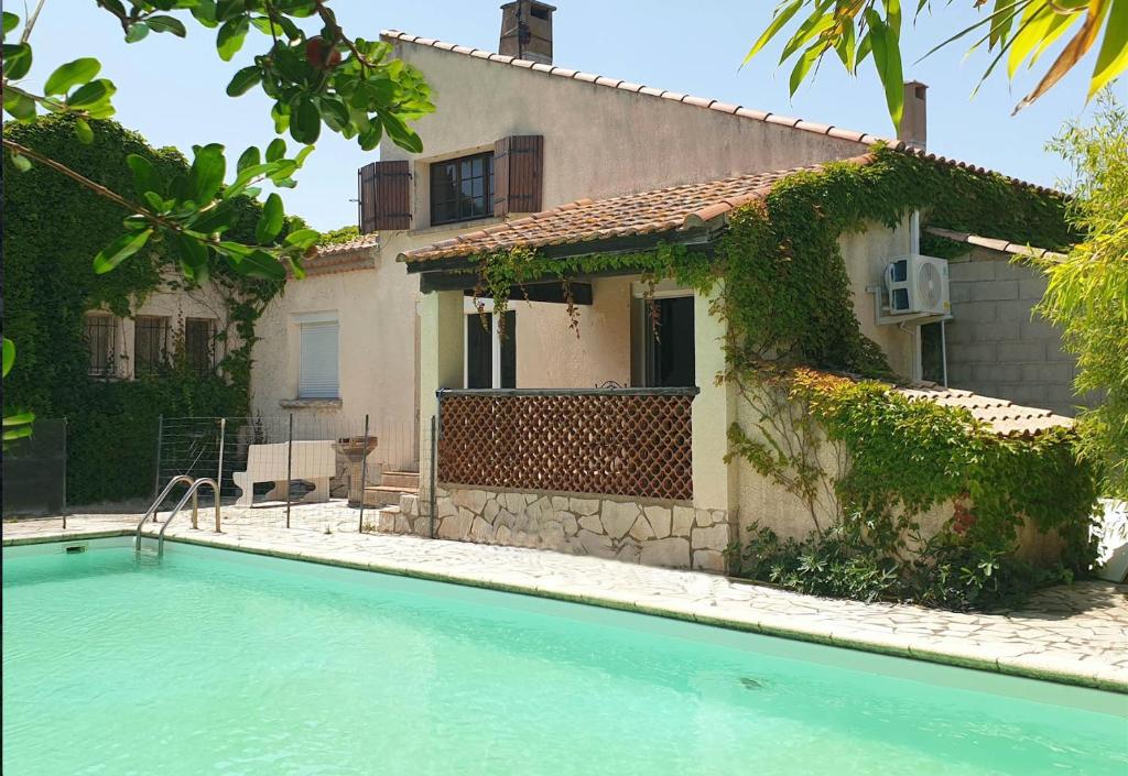 una casa con piscina frente a una casa en Villa Montady, en Montady