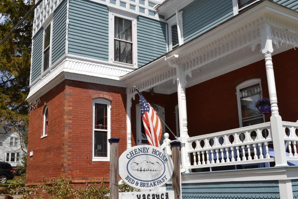 una casa azul con un cartel delante en Cheney House Bed & Breakfast en Ashland