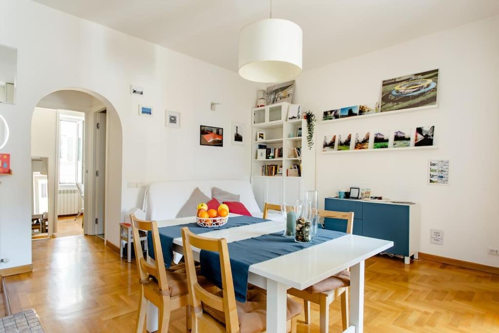 eine Küche und ein Esszimmer mit einem Tisch und Stühlen in der Unterkunft La casa sull'isola in Rom