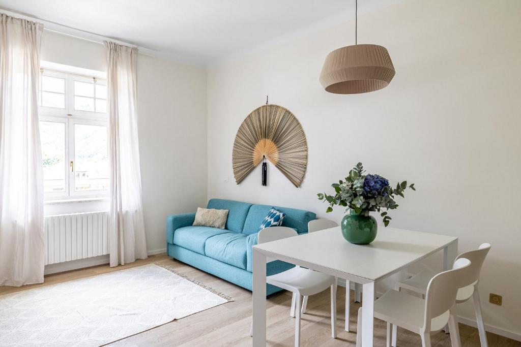 een woonkamer met een blauwe bank en een tafel bij Italyescapes Emma 22 NEW 2023 in Merano