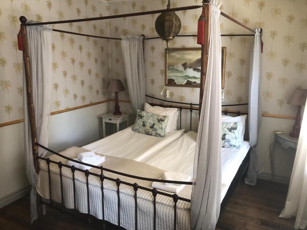 Postel nebo postele na pokoji v ubytování Strand Hotel