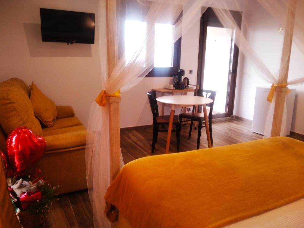 Escapada para parejas en habitación con Jacuzzi,vistas al Castillo de Trevejo y opción de cena en su restaurante - Suite Queen Avec Bain De Spa
