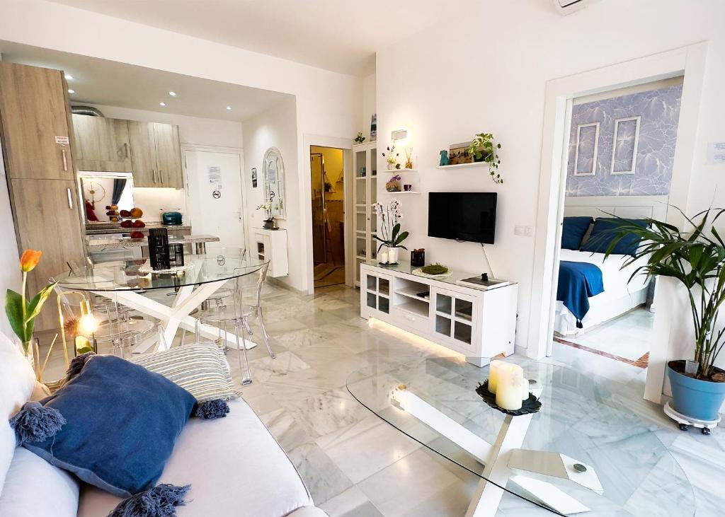 TV a/nebo společenská místnost v ubytování Skol 438 Super One-bedroom Apartment with Sea Views
