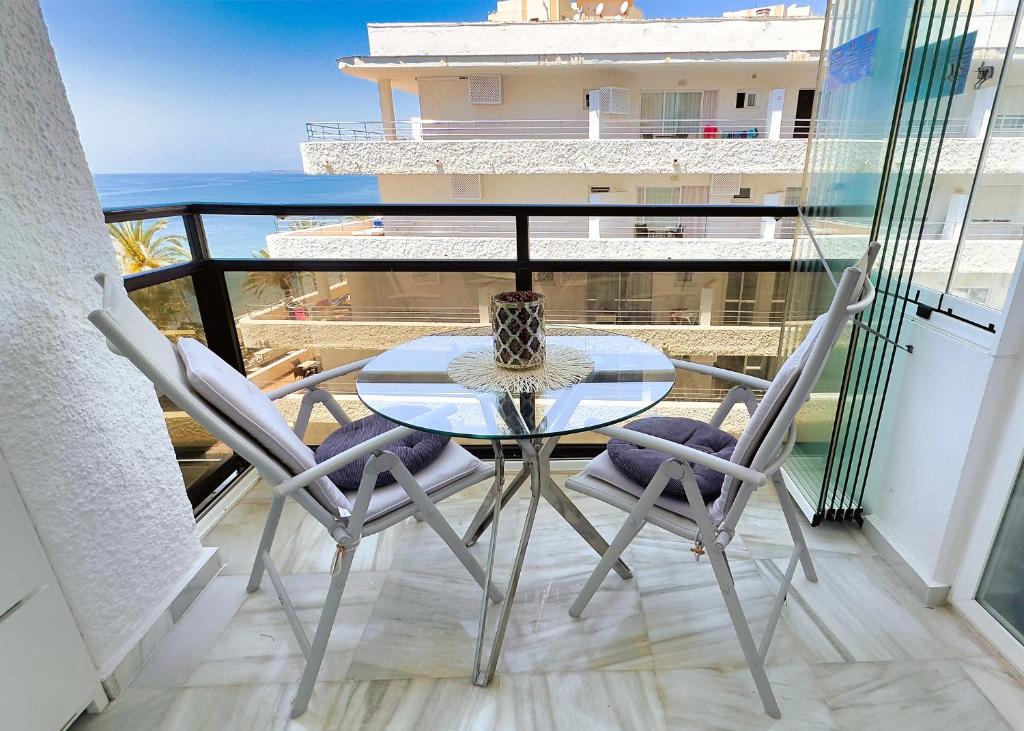 Balkón nebo terasa v ubytování Skol 438 Super One-bedroom Apartment with Sea Views