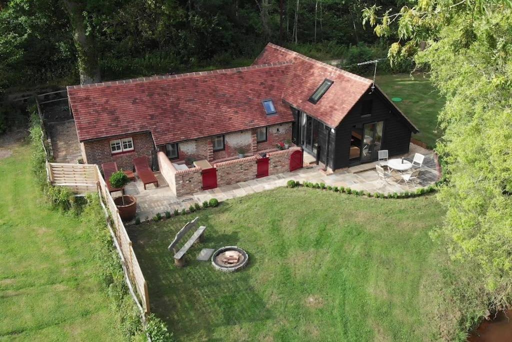 eine Luftansicht eines Hauses mit Hof in der Unterkunft The Piggery in Cowfold