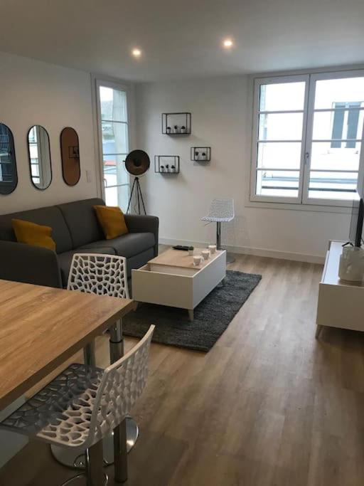 ein Wohnzimmer mit einem Sofa und einem Tisch in der Unterkunft Bel appartement 6p Tours Centre in Tours