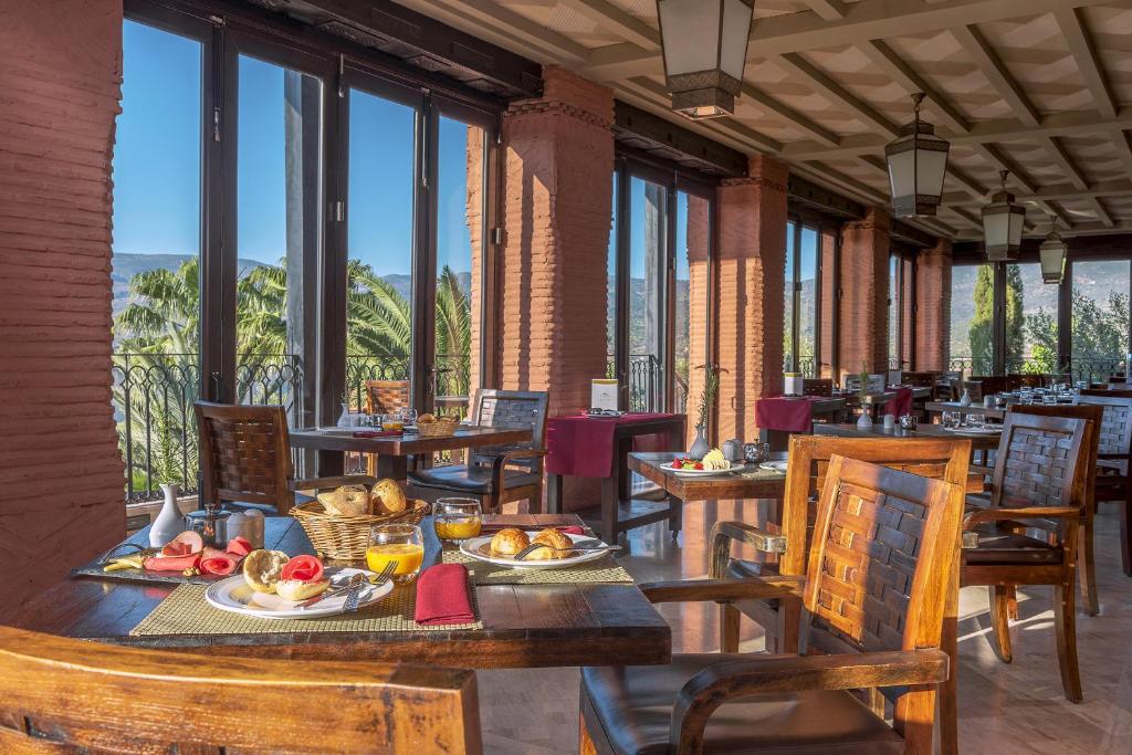 een restaurant met tafels en stoelen met eten erop bij Widiane Resort in Bine el Ouidane