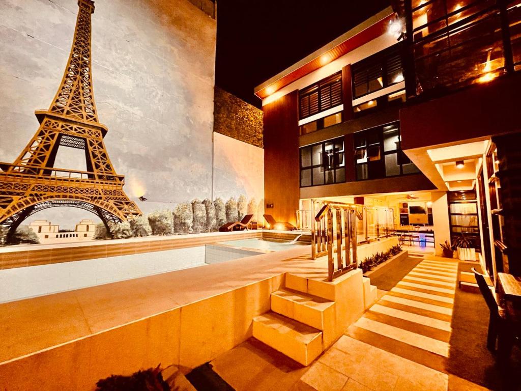 um quarto com vista para a torre Eiffel em 8 Flags Private House and Hot Spring Pool em Los Baños