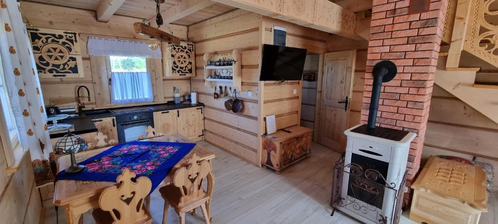 Televízia a/alebo spoločenská miestnosť v ubytovaní Góralski Dom z pięknymi widokami na góry