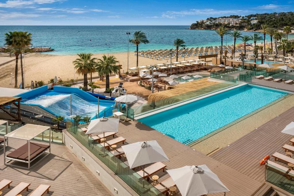 una vista aérea de un complejo con piscina y playa en INNSiDE by Meliá Wave Calviá, en Magaluf