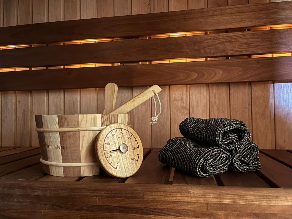a shelf in a sauna with a clock and yarn at Vahtra allee külalismaja 