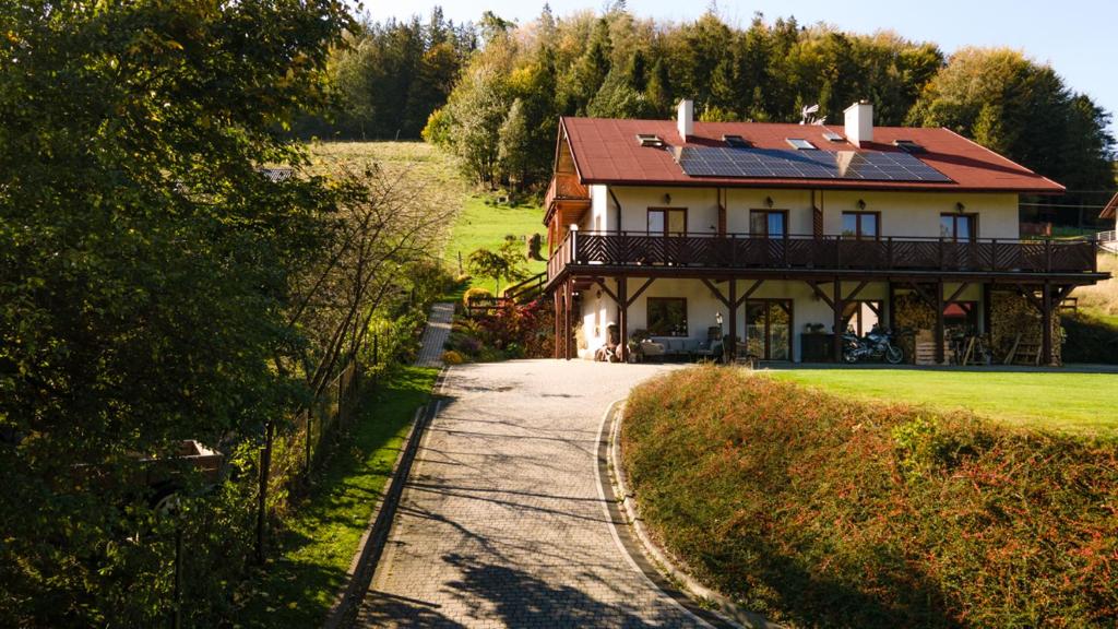 una casa con pannelli solari sul lato di una strada di Cudne Manowce a Wisła