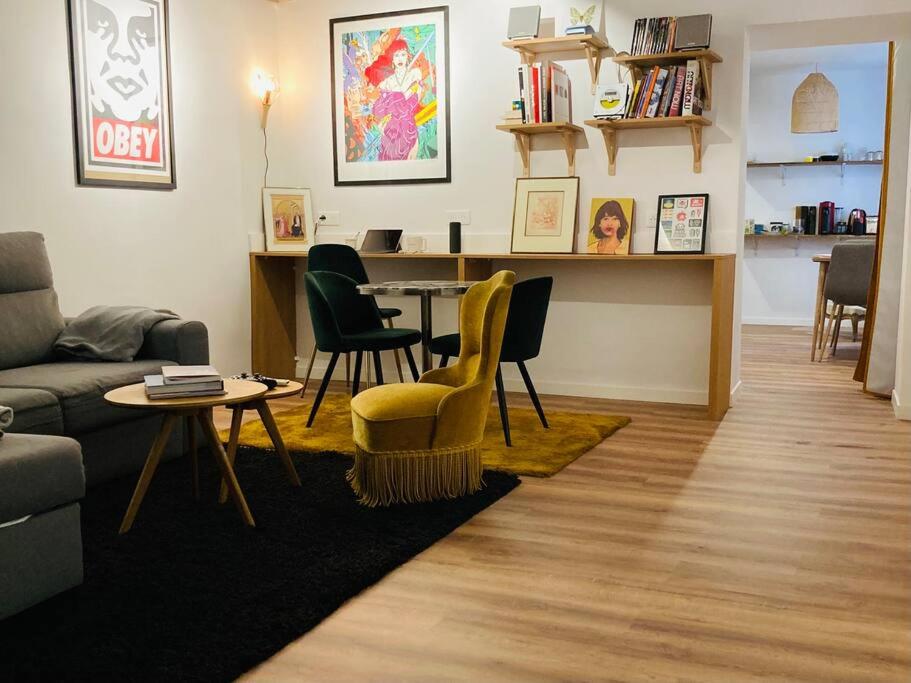 un salon avec un canapé, une table et des chaises dans l'établissement Appartement Vieux Nice Garibaldi rénové, à Nice