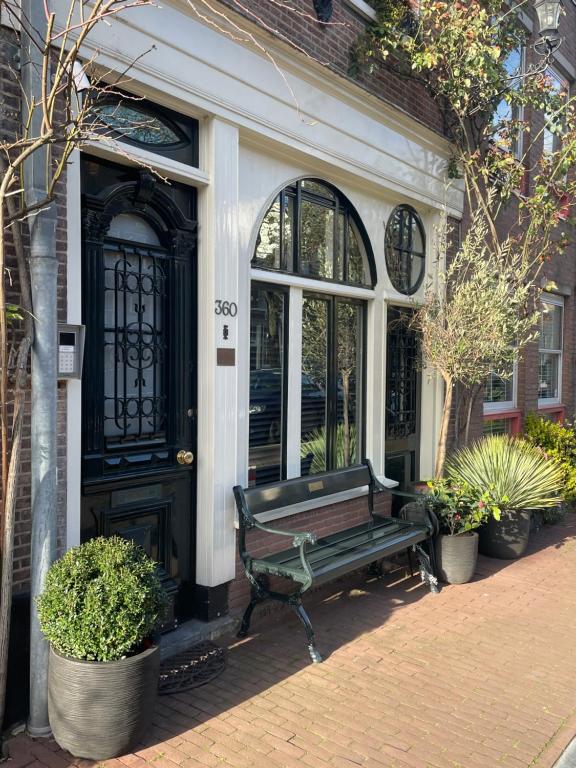 un banco frente a un edificio con puerta en Villa360, en Ámsterdam
