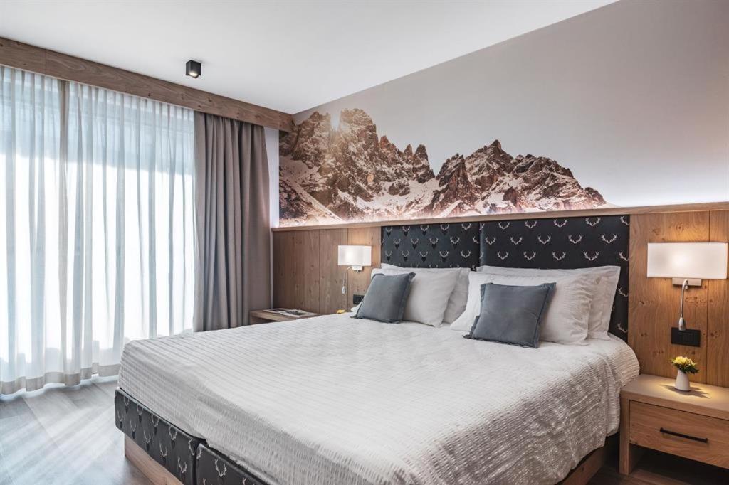Postel nebo postele na pokoji v ubytování Hotel Rosa Alpina