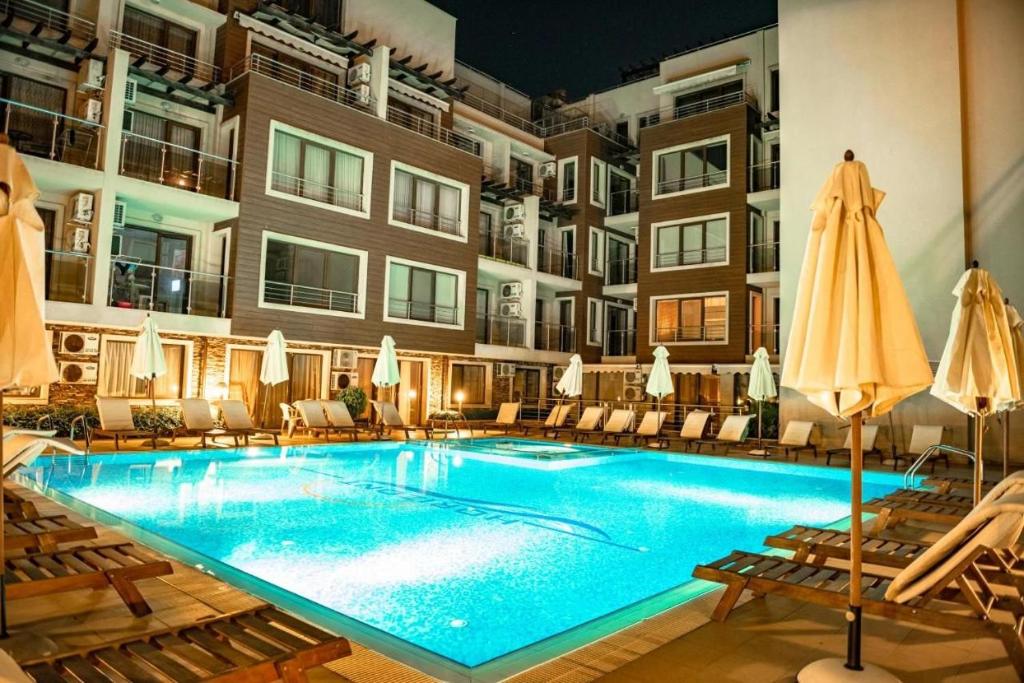 Bazén v ubytování Horizont Apartment Sozopol nebo v jeho okolí