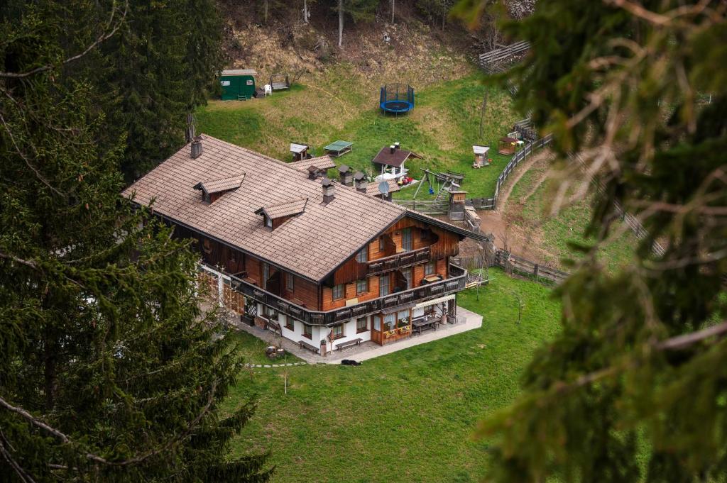 eine Luftansicht eines großen Hauses auf einem Hügel in der Unterkunft Haus Waldruhe in Innichen