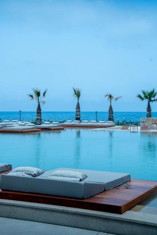 Bazén v ubytování SENSEANA Sea Side Resort & Aquadventure nebo v jeho okolí