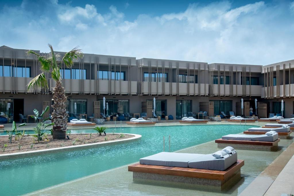 Bazén v ubytování SENSEANA Sea Side Resort & Aquadventure nebo v jeho okolí