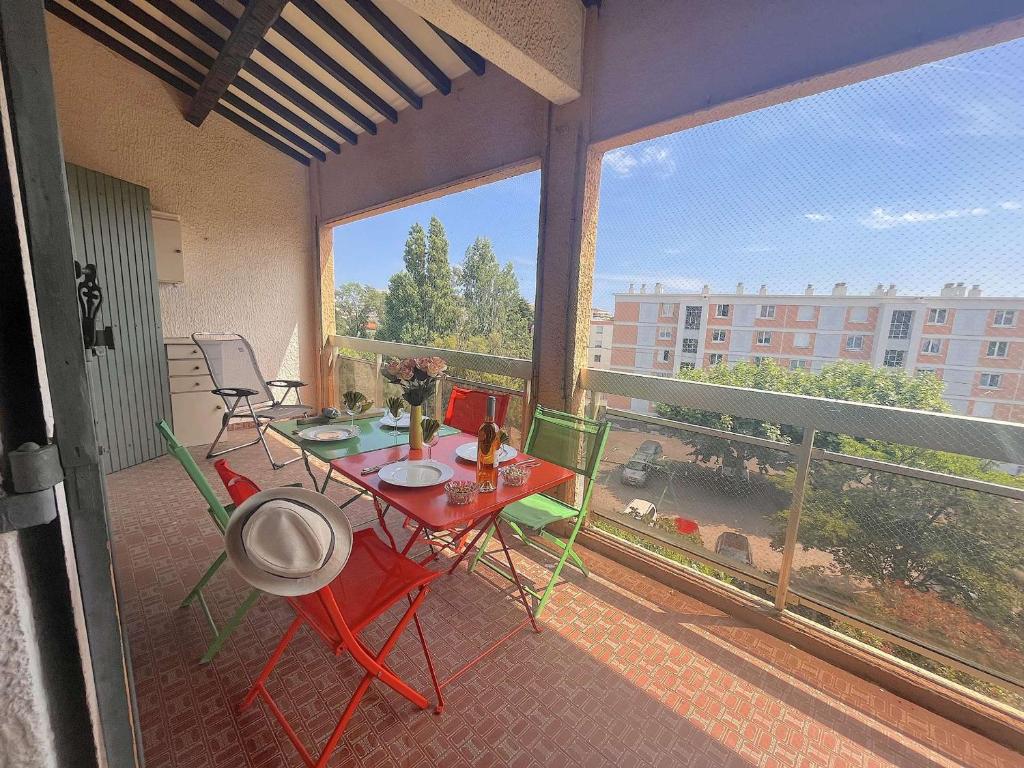 patio con mesa y sillas en el balcón en Appartement Fréjus, 2 pièces, 6 personnes - FR-1-226A-42, en Fréjus
