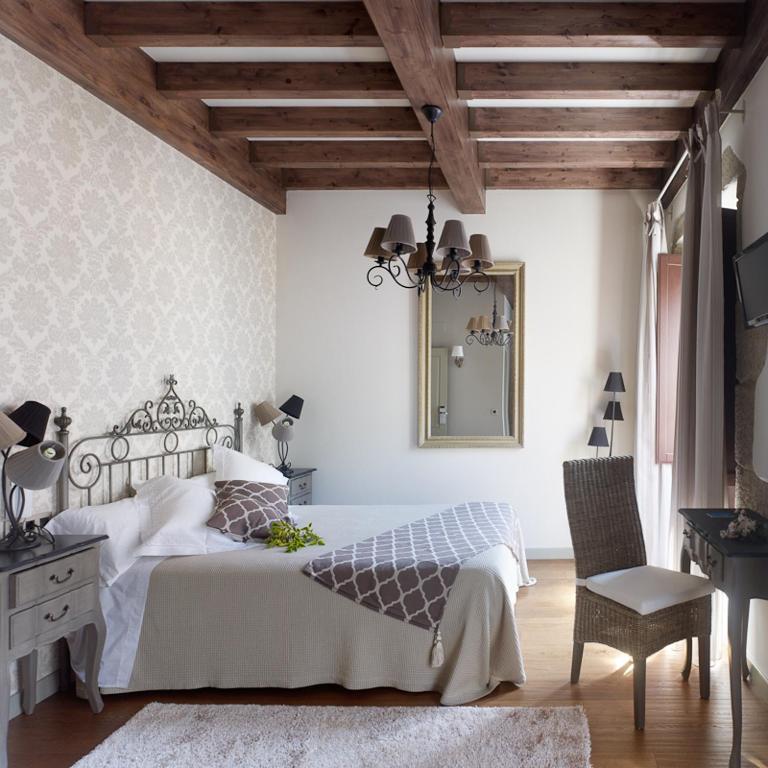 A bed or beds in a room at Hotel Real Cambados