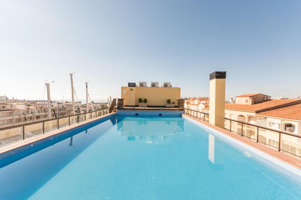a large swimming pool on the roof of a building at Pierre & Vacances Empuriabrava Marina in Empuriabrava