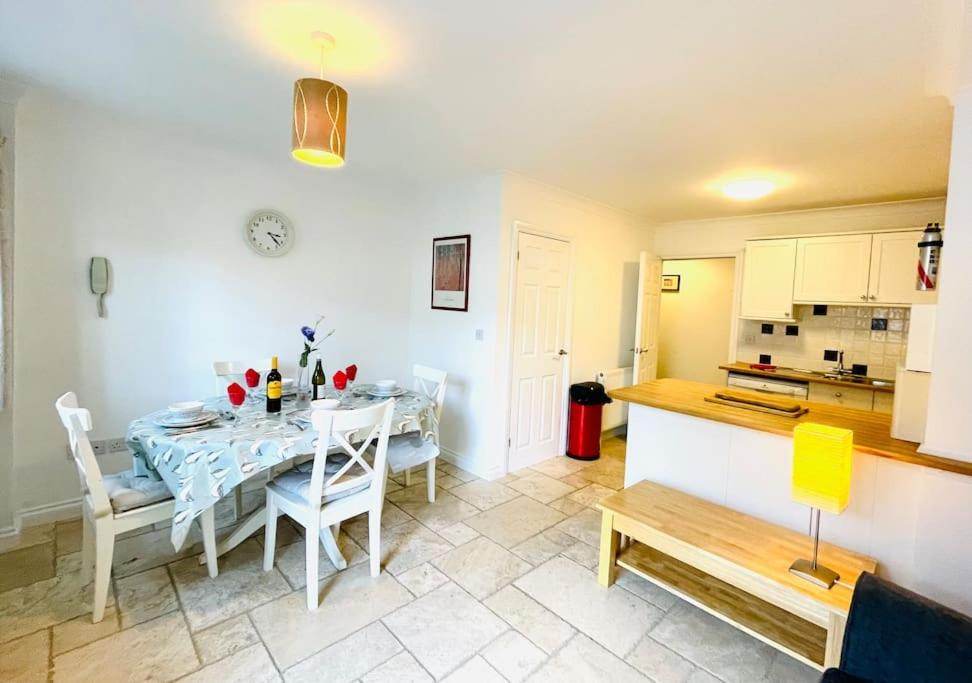 uma cozinha e uma sala de jantar com mesa e cadeiras em Centrally located "Spring Cottage" Perfect Ventnor Holiday Home em Ventnor