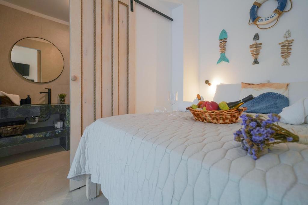 Postel nebo postele na pokoji v ubytování Seabed Suites Mykonos