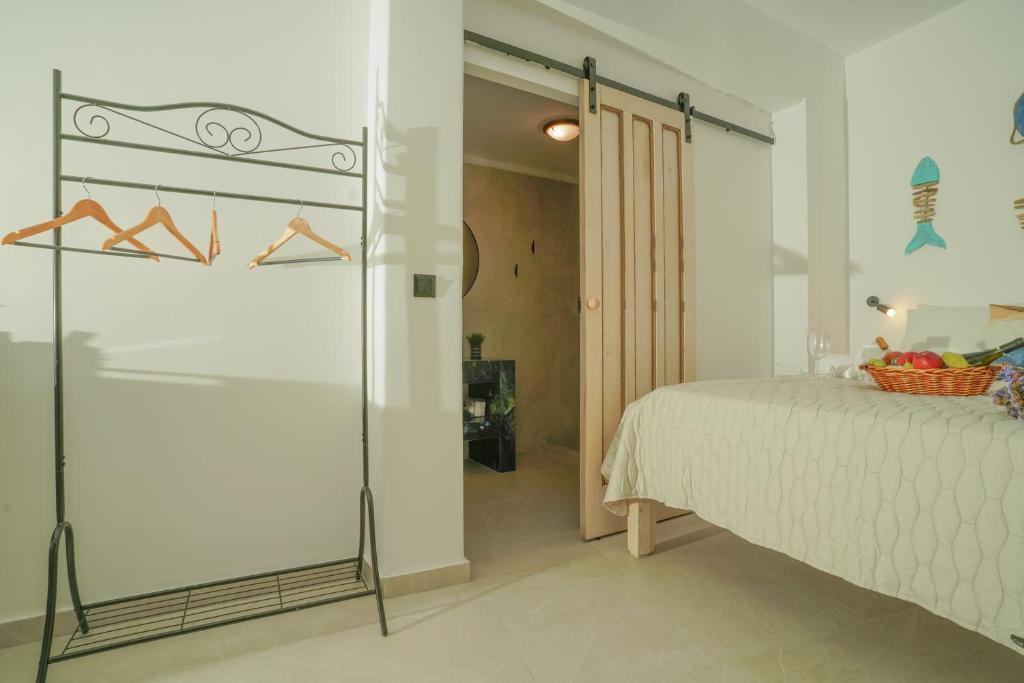 Postel nebo postele na pokoji v ubytování Seabed Suites Mykonos