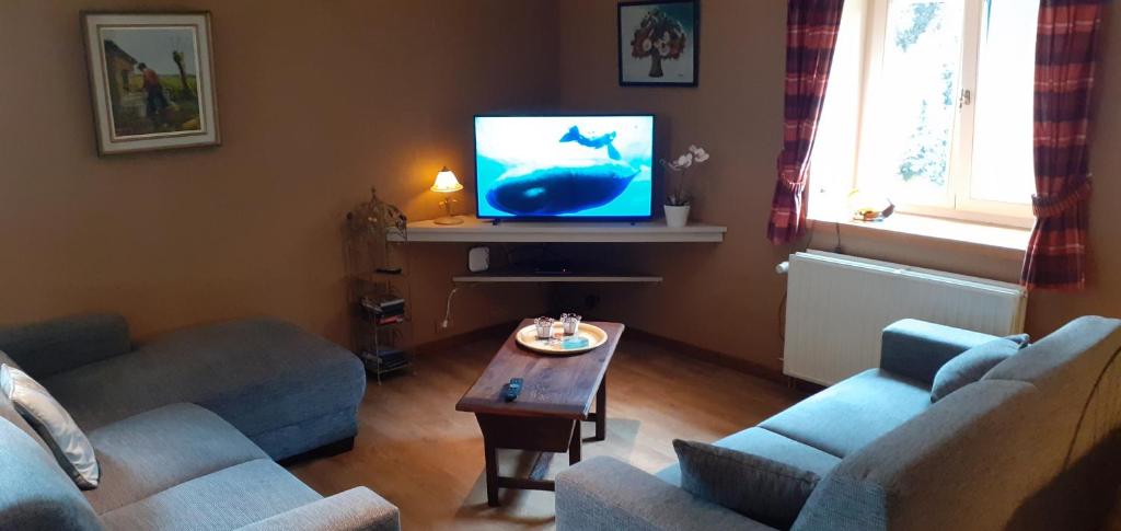 TV a/nebo společenská místnost v ubytování l'Heure bleue