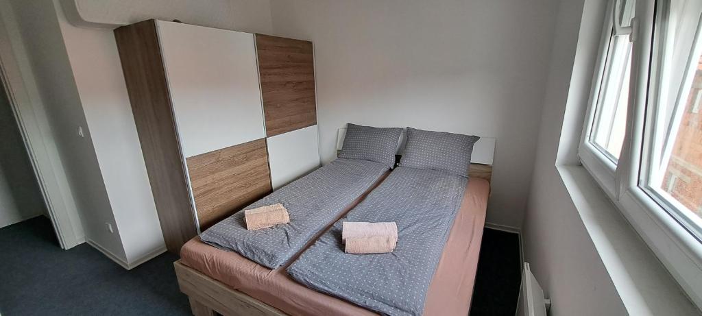 een kleine slaapkamer met een bed met 2 kussens bij Mirijevska zvezda in Belgrado
