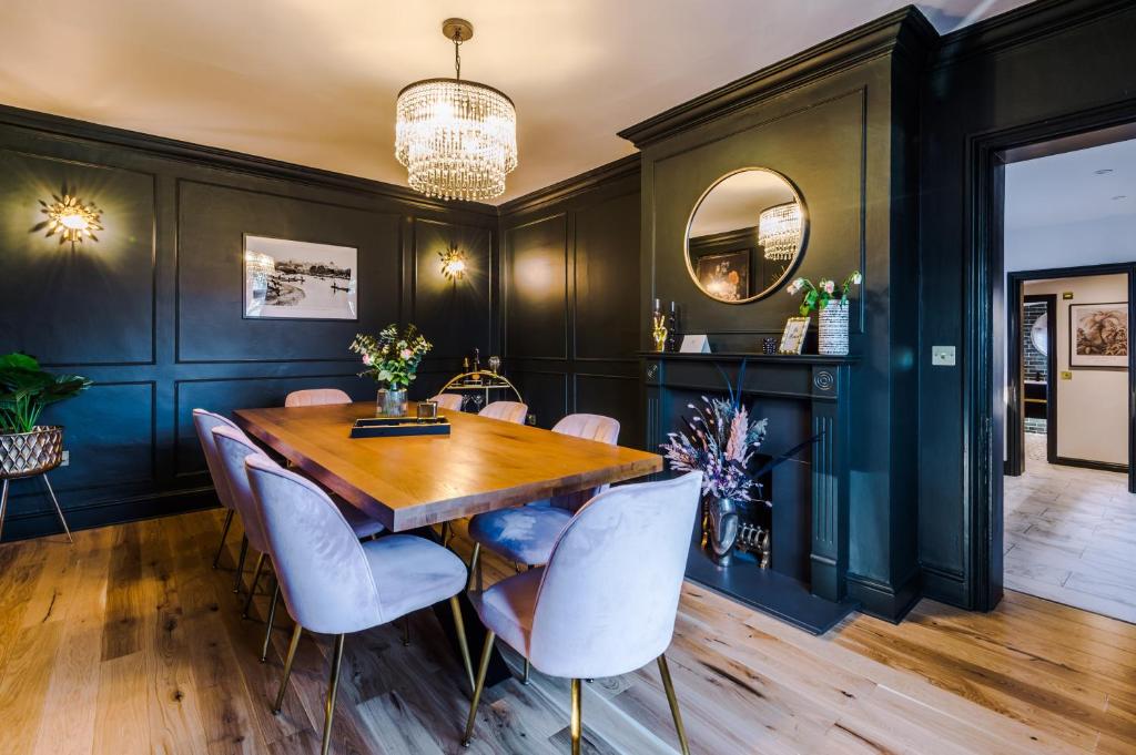 una sala da pranzo con tavolo in legno e sedie bianche di Beautiful 4-bed Luxury Windsor Home by Casa by Grace, Amazing location, Perfect for large groups, Pet Friendly, sleeps 7-9! a Windsor