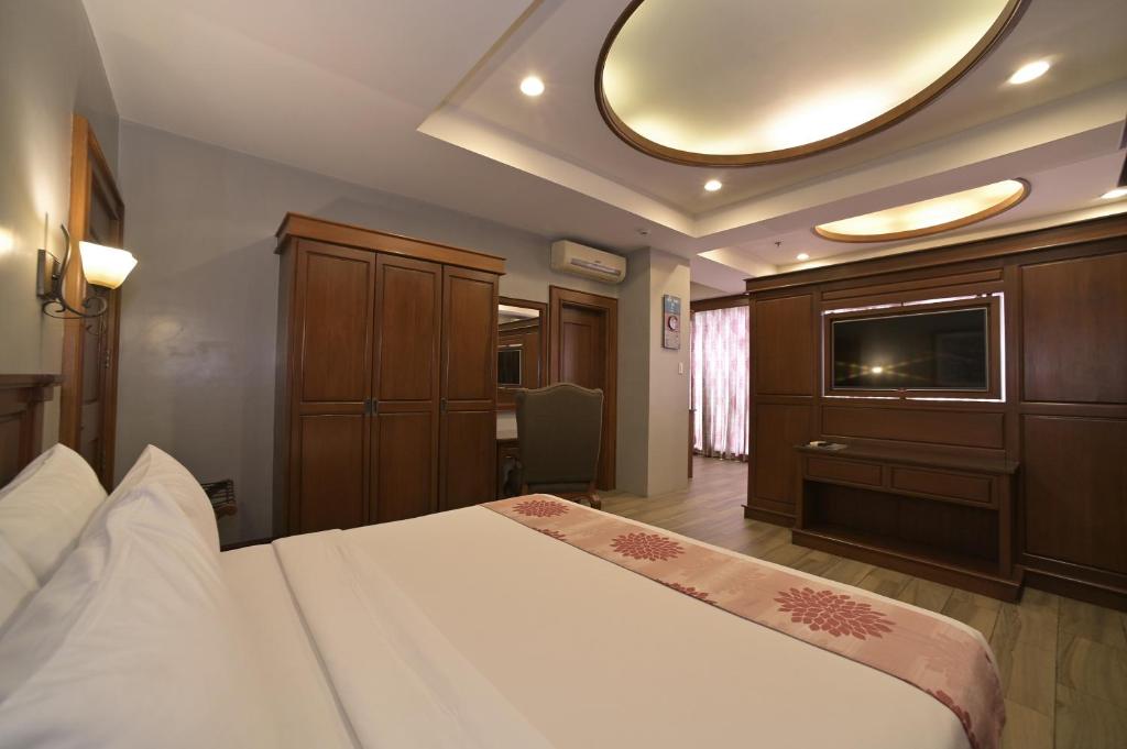 TV a/nebo společenská místnost v ubytování Paragon Hotel and Suites