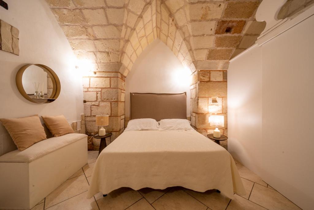 una camera con letto e divano di Leondari Rooms a Otranto