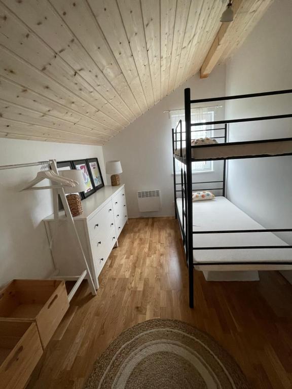 SominyにあるSominy House dom na Kaszubachの二段ベッド1組、ベッドルーム1室(デスク付)が備わります。