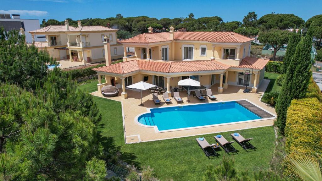 una vista aérea de una casa con piscina en VILLA SIBLING 2, en Vilamoura