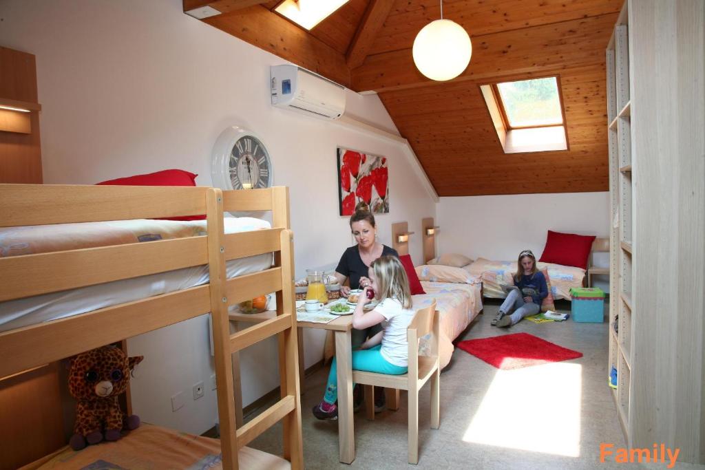 Postel nebo postele na pokoji v ubytování Lugano Savosa Youth Hostel