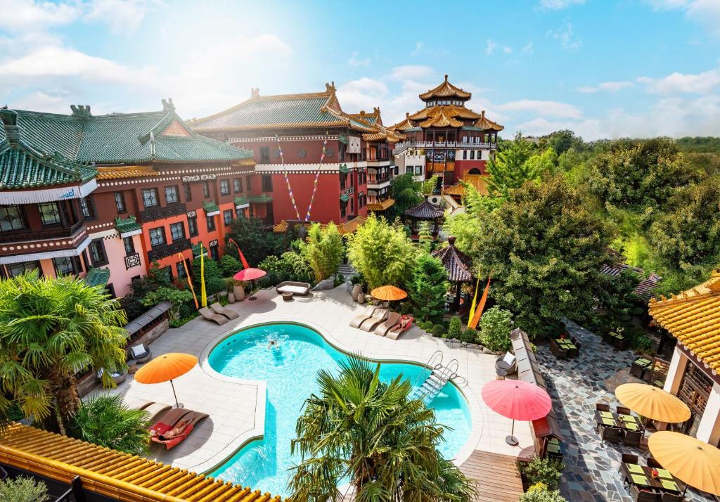 una vista aérea de un complejo con piscina en Hotel Ling Bao, Phantasialand Erlebnishotel en Brühl