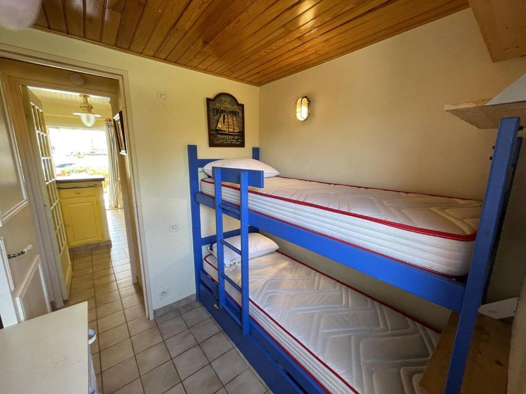 Łóżko lub łóżka w pokoju w obiekcie Charmant Pavillon Familial avec Terrasse et Mezzanine - Proche Plage - Saint-Cyprien Plage - FR-1-106-86