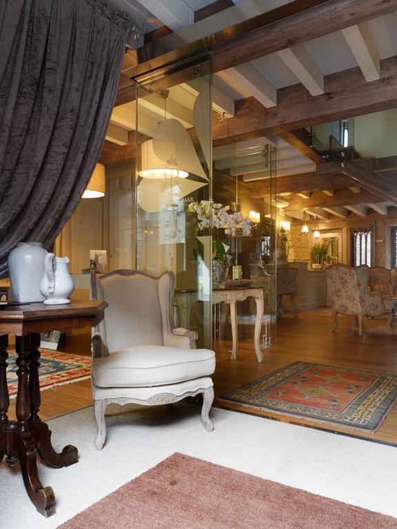 A seating area at Hotel Real Cambados
