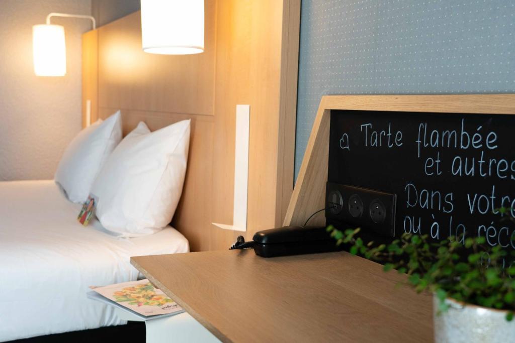 Postel nebo postele na pokoji v ubytování ibis Colmar Centre