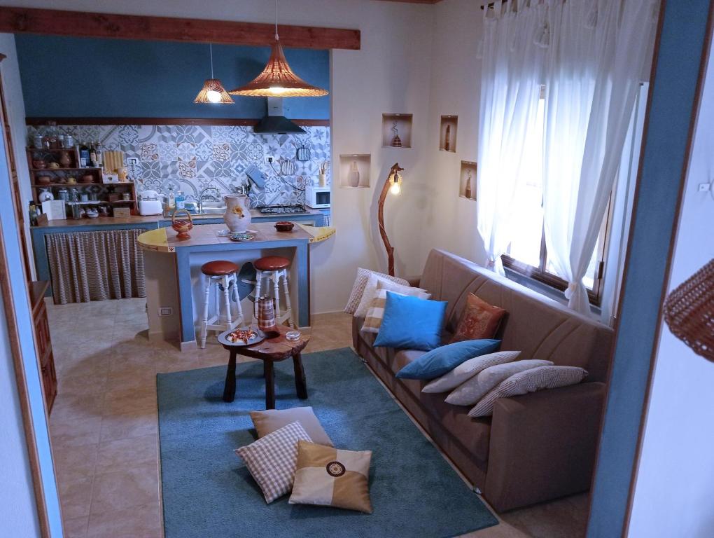 a living room with a couch and a kitchen at casa Guanita in Santa Lucia