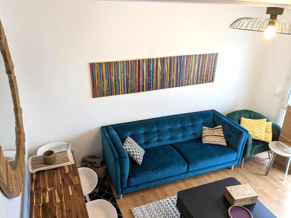 un soggiorno con divano blu e tavolo di Appartement 3 Chambres - 78m2 - Lumineux a Bihorel