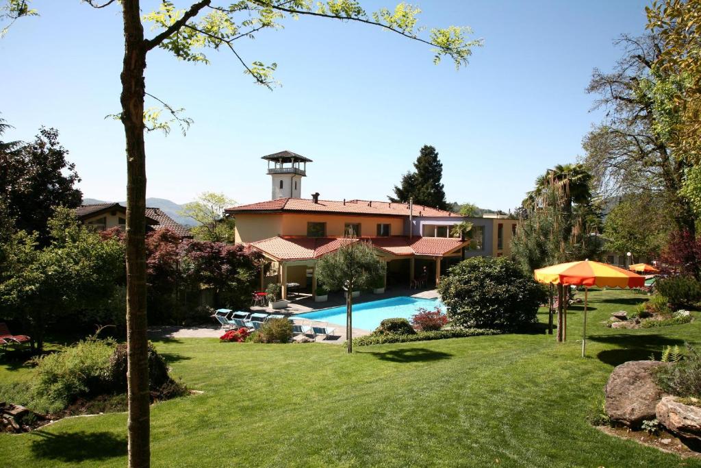 uma vista para uma casa com uma piscina e uma torre em Lugano Savosa Youth Hostel em Lugano