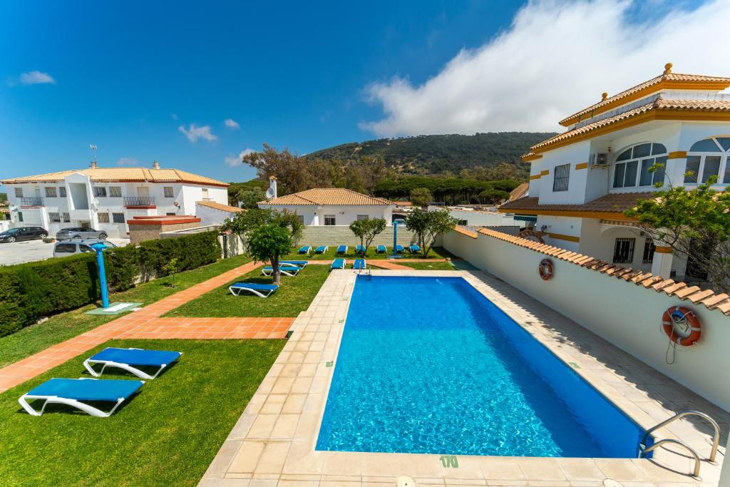 una foto di una piscina in una villa di Hostal Miramar a Los Caños de Meca