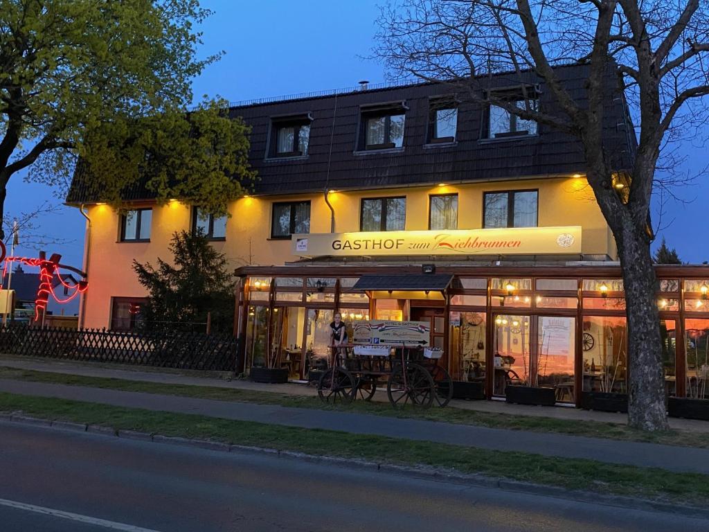 un edificio con un restaurante frente a él en Hotel zum Ziehbrunnen en Berlín