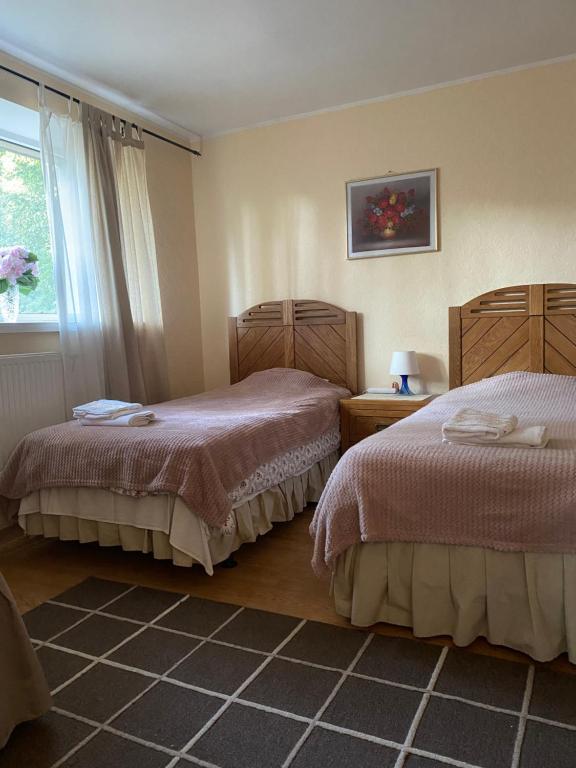 Zimmer mit 2 Betten und einem Fenster in der Unterkunft Tanuma Apartment in Tallinn