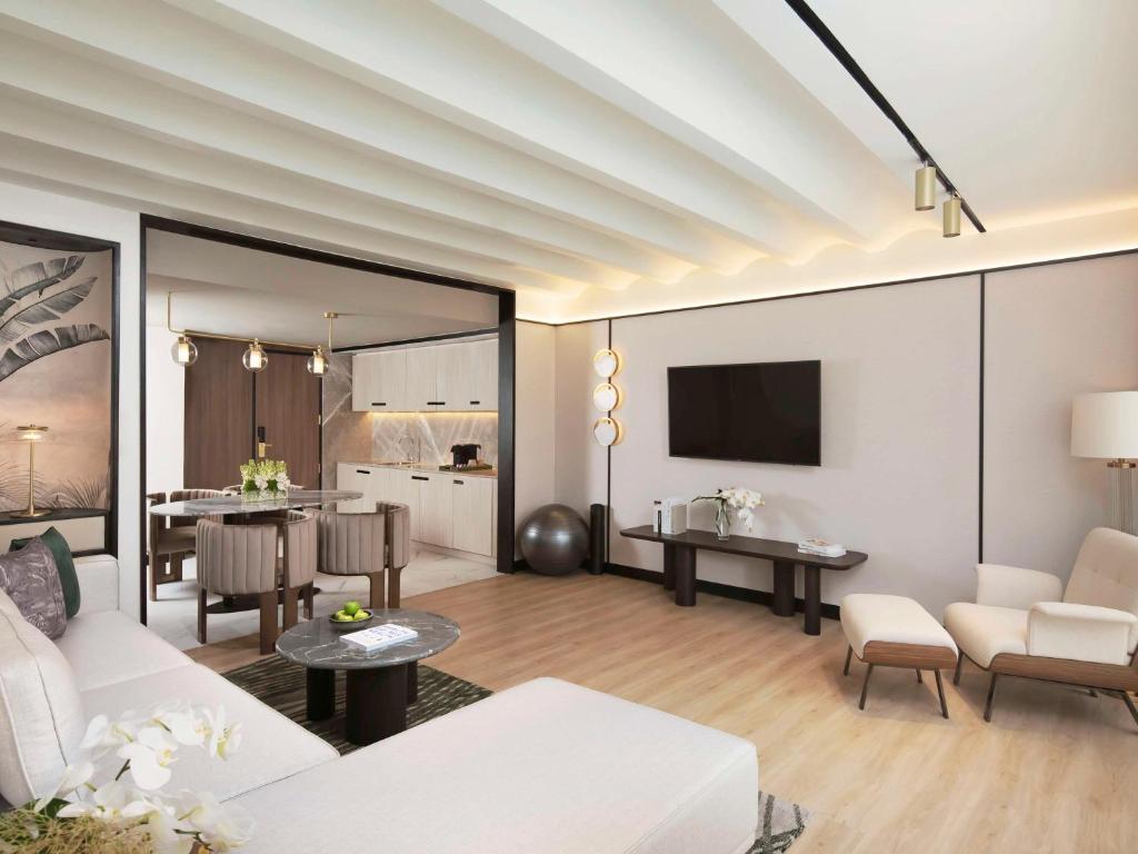 TV a/nebo společenská místnost v ubytování Mövenpick Hotel Bangkok Ploenchit BDMS