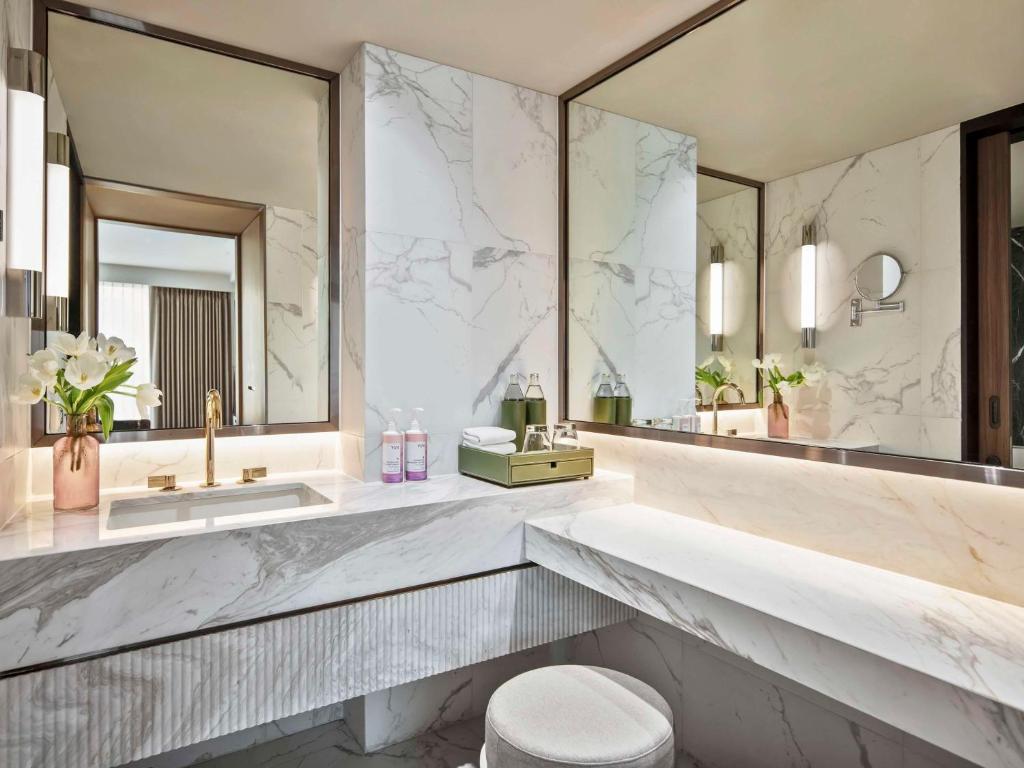 Koupelna v ubytování Mövenpick Hotel Bangkok Ploenchit BDMS