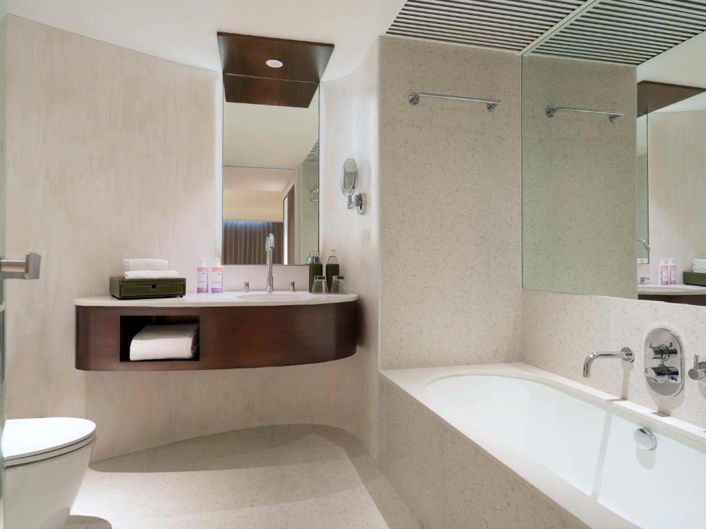 Koupelna v ubytování Mövenpick Hotel Bangkok Ploenchit BDMS